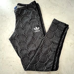 Adidas Brand Ankle Length Leggings in Black and White Scallop Pattern. Medium.
